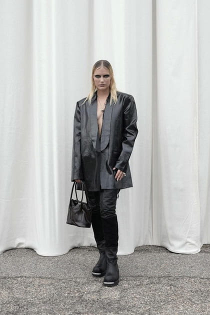 Camille Razat en veste en cuir et pantalon noir au d&eacute;fil&eacute; Maison Margiela printemps-&eacute;t&eacute; 2024