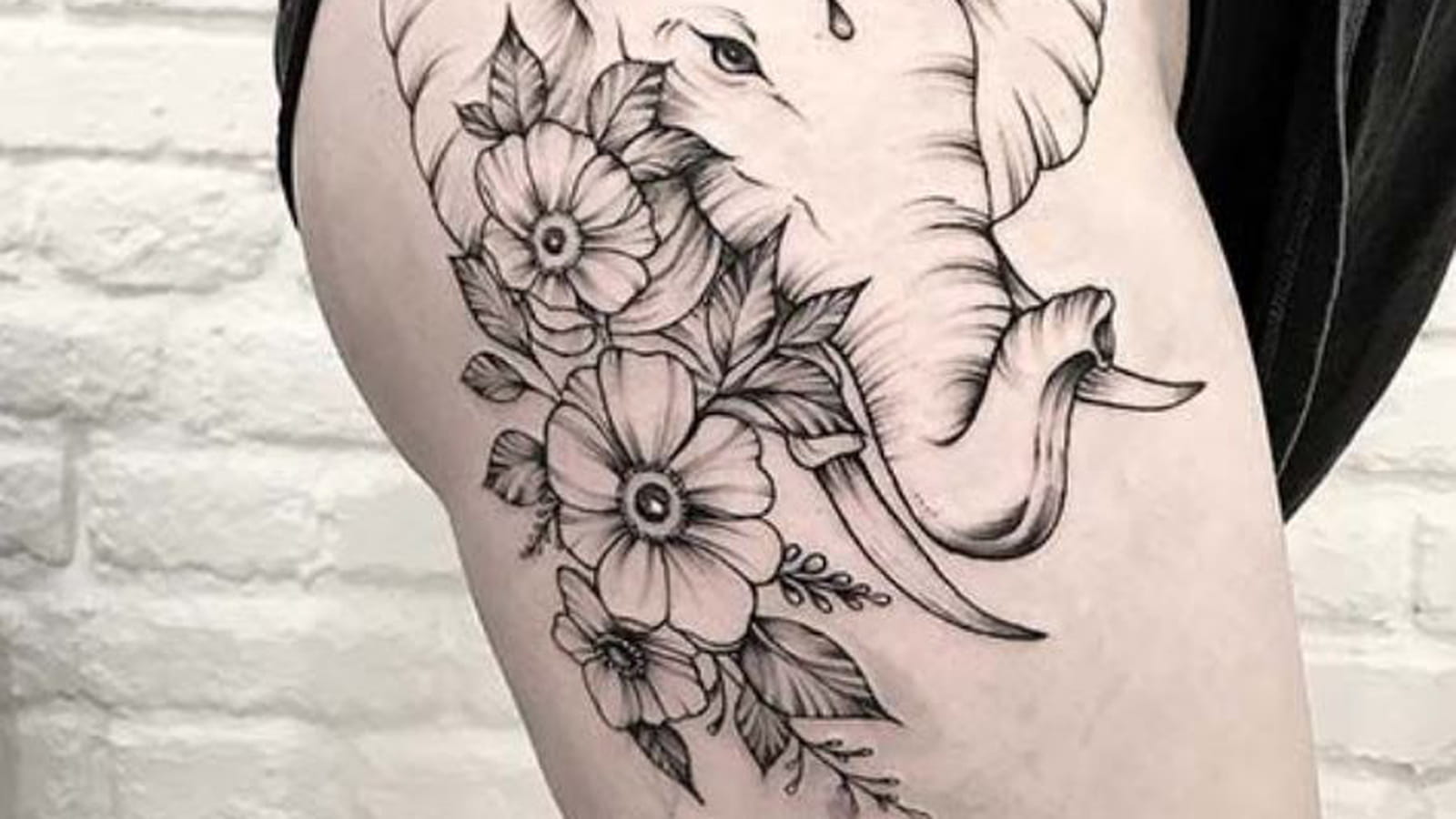 Éléphant fleuri sur la hanche