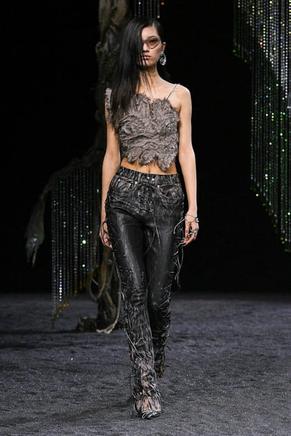 Top asym&eacute;trique et pantalon en cuir aper&ccedil;us sur le d&eacute;fil&eacute; Acne Studios