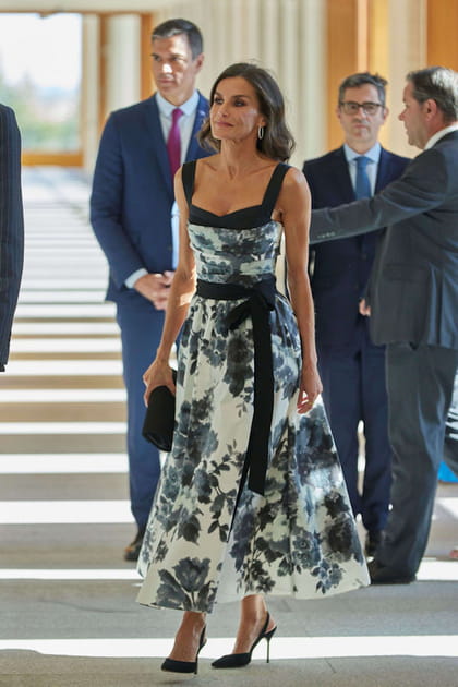 Letizia d'Espagne en robe midi imprimée fleurie noir et blanc