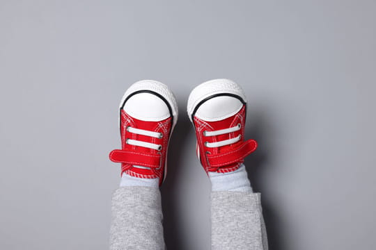 Voici comment apprendre &agrave; un enfant &agrave; mettre ses chaussures tout seul et &agrave; l'endroit