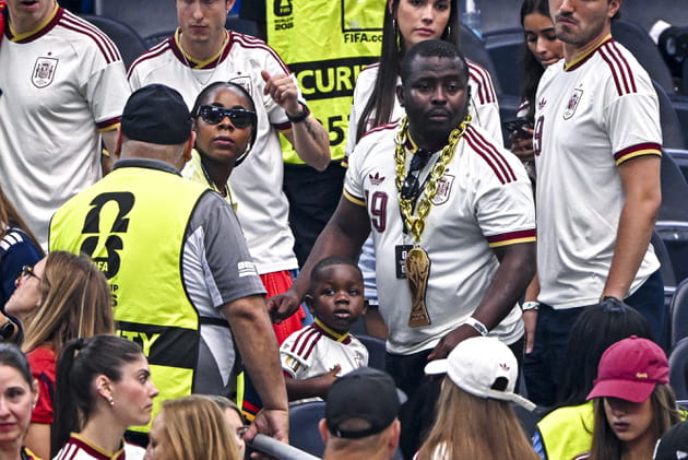 Lamine Yamal encourag&eacute; par son petit fr&egrave;re Keyne lors de la demi finale
