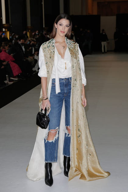 Iris Mittenaere en long gilet sans manches