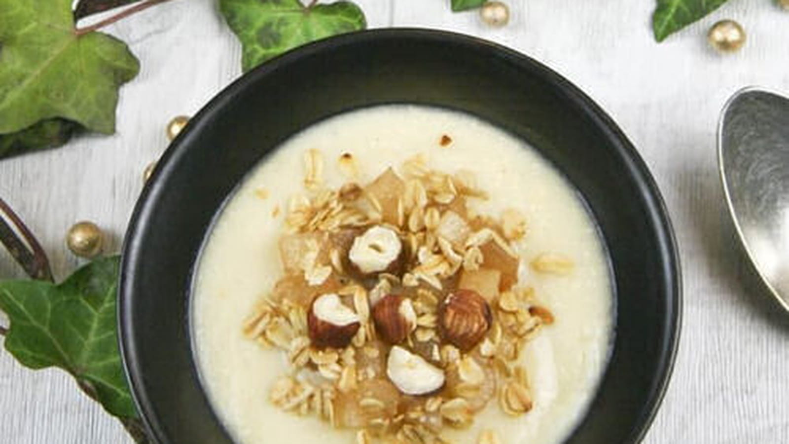 Velouté de panais à la poire et son granola salé
