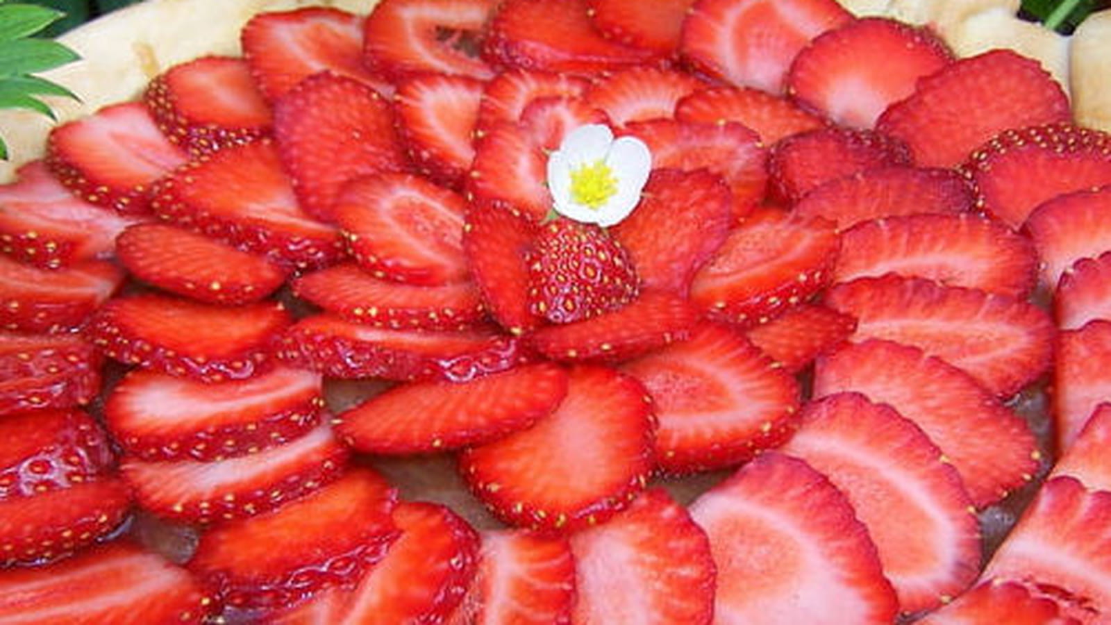 Tarte aux fraises et compote de rhubarbe épicée