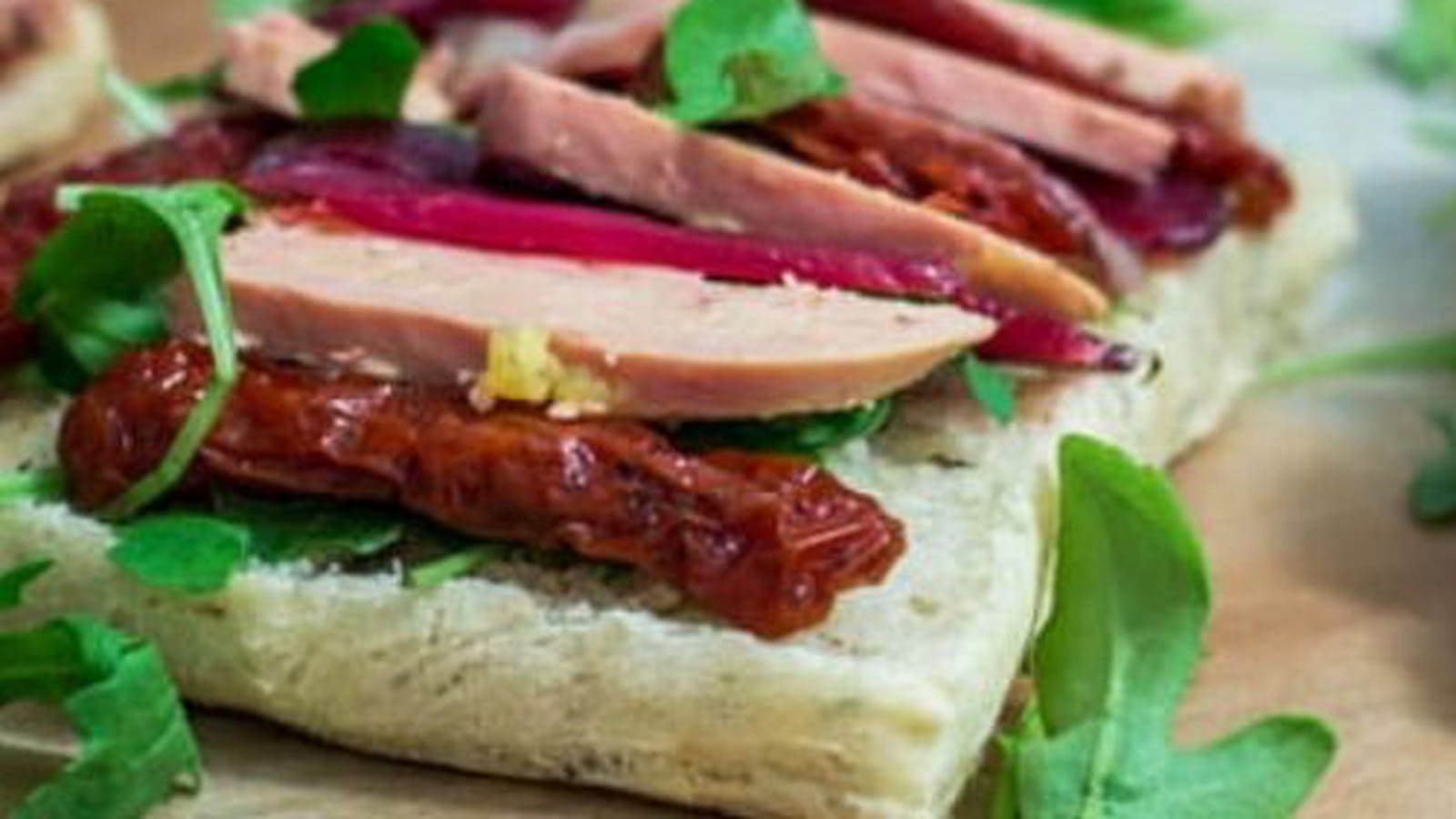 Bruschettas foie gras, magret, tomates séchées