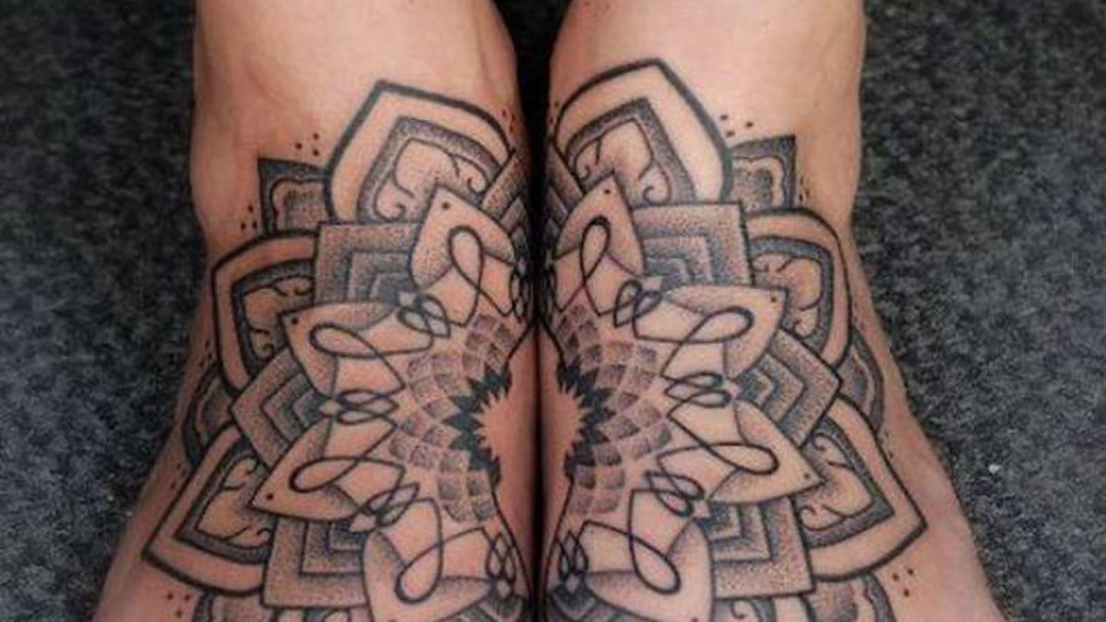 Tatouage mandala sur les pieds