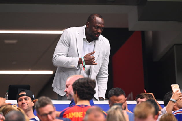Usain Bolt pose pour les spectateurs lors du match France-Espagne