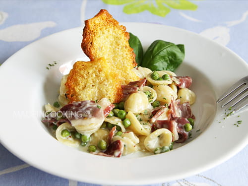 Orecchiette aux petits pois, jambon et chèvre