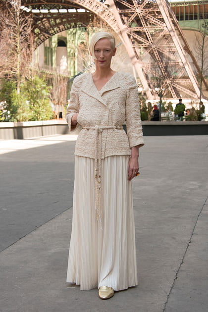 Tilda Swinton en veste crème et pantalon fluide