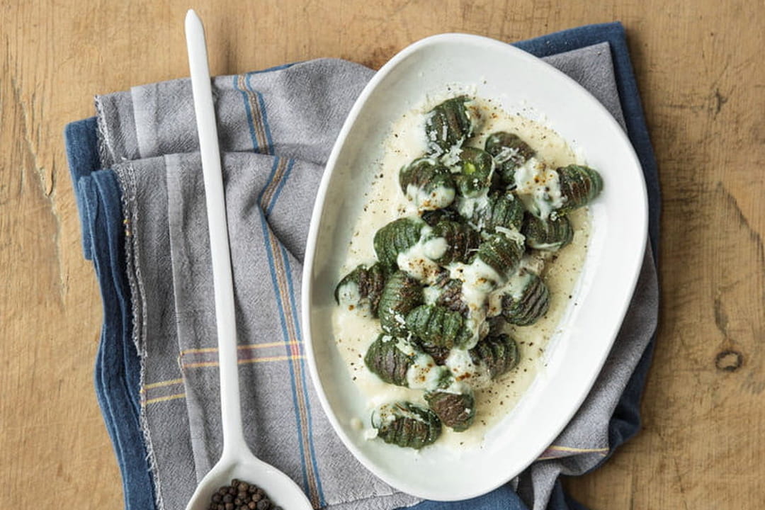 Gratin de gnocchi à poêler épinards avec béchamel et poivre noir