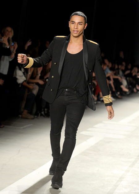 Olivier Rousteing saluant au d&eacute;fil&eacute; H&M X Balmain