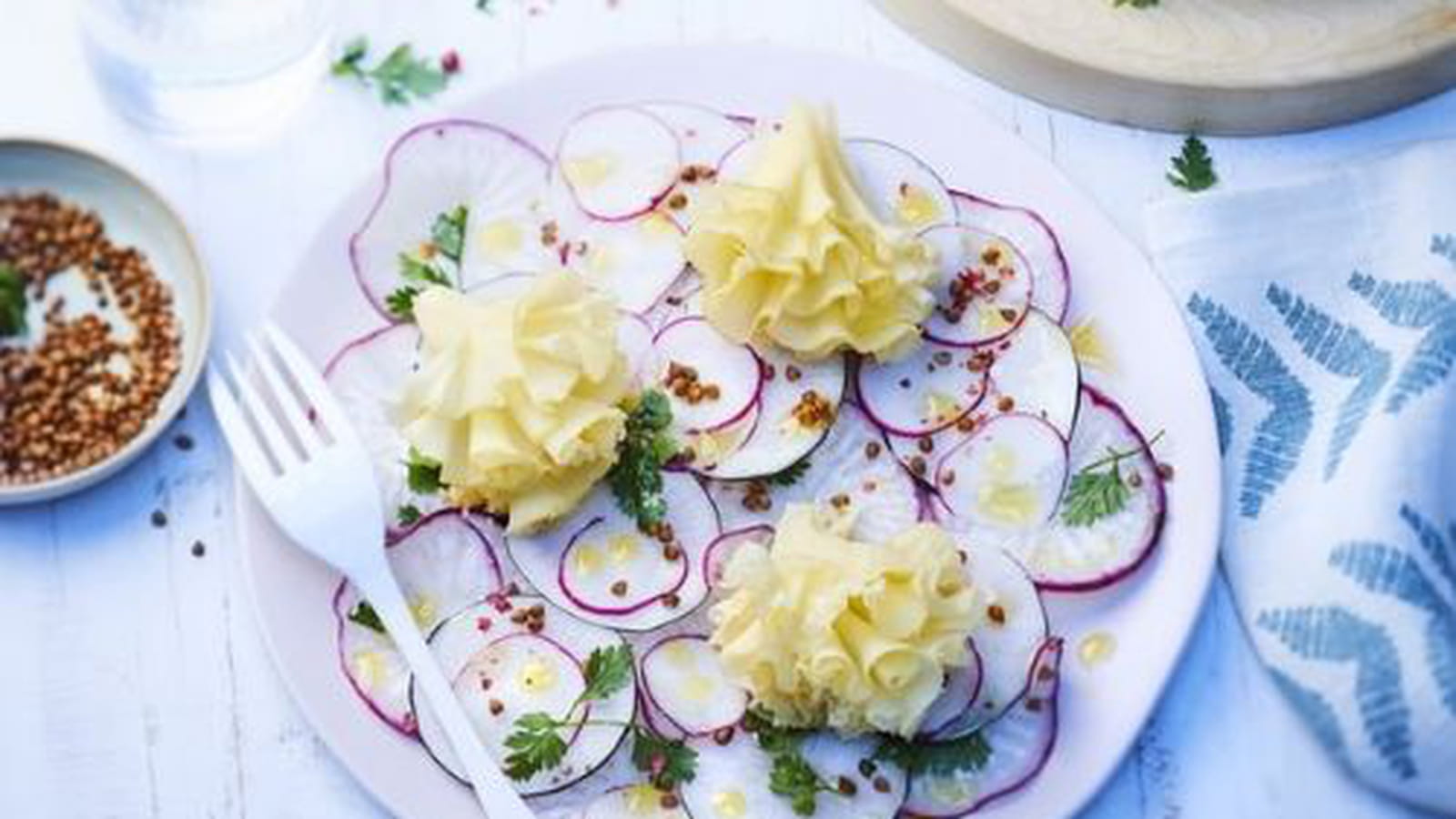Carpaccio de radis au kasha et à la Tête de Moine AOP