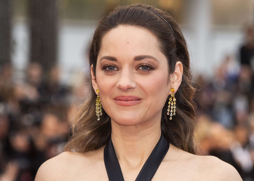 Marion Cotillard avec un serre-t&ecirc;te noir fin