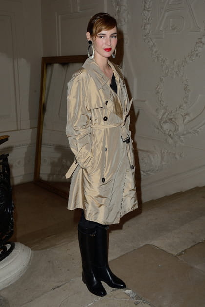 Louise Bourgoin en trench beige mi-long ceinturé