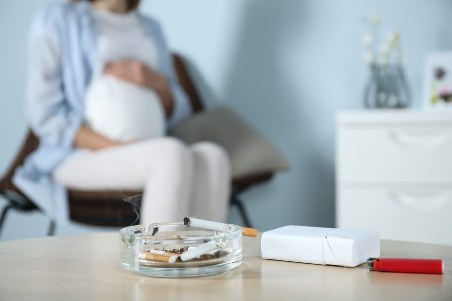 Payer les femmes enceintes pour arrêter de fumer : la solution ?