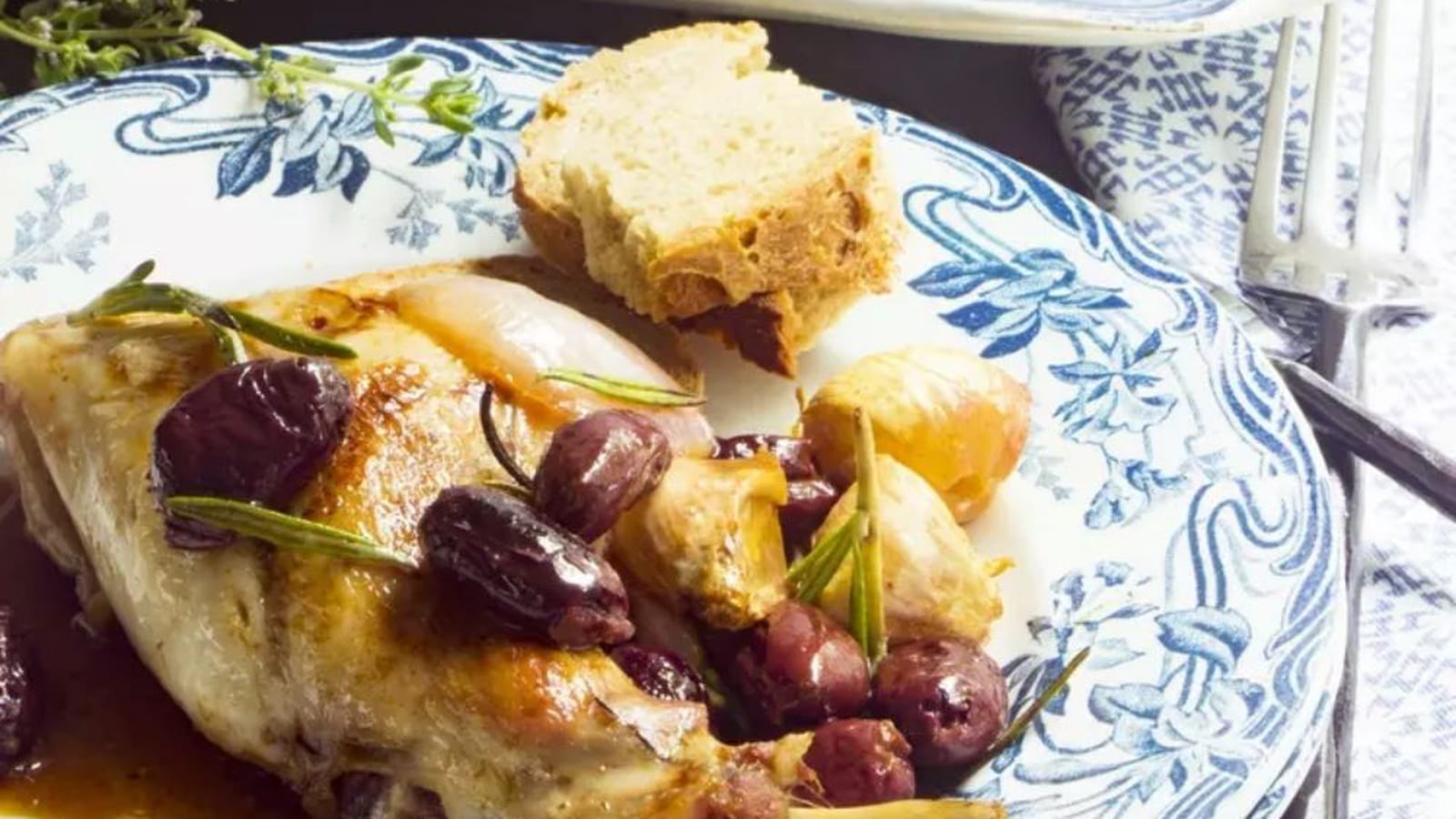 Lapin rôti à la maltaise aux olives, au romarin et à l'ail