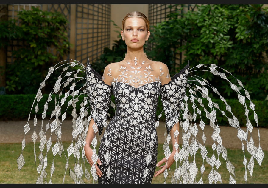 La peau glowy d'Iris Van Herpen