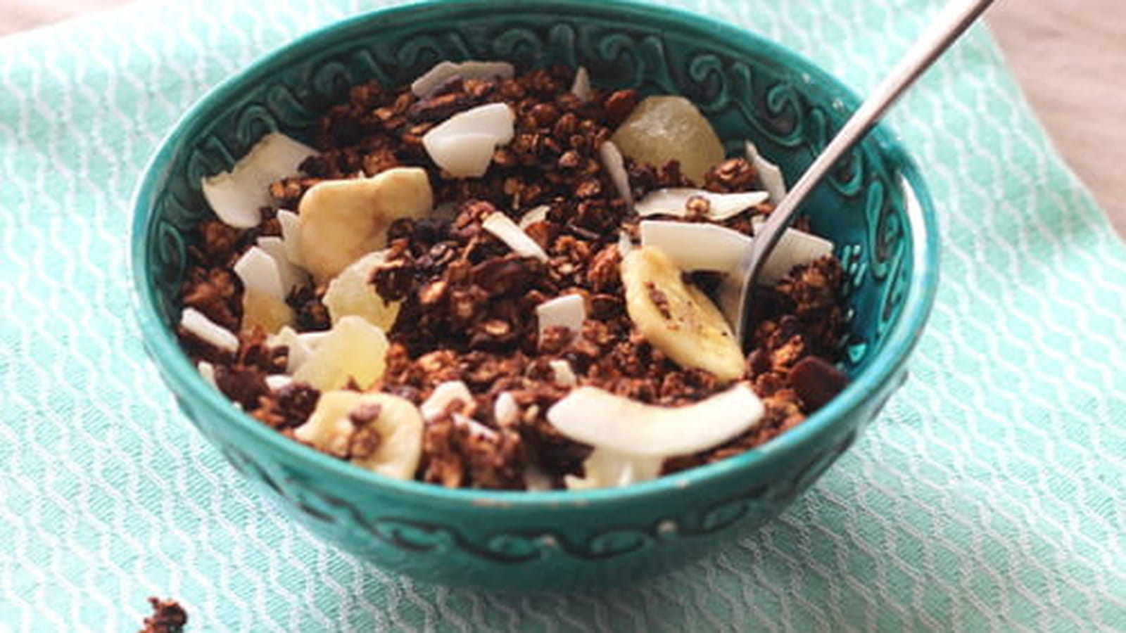 Granola au chocolat, noix de pécan, bananes, noix de coco et gingembre
