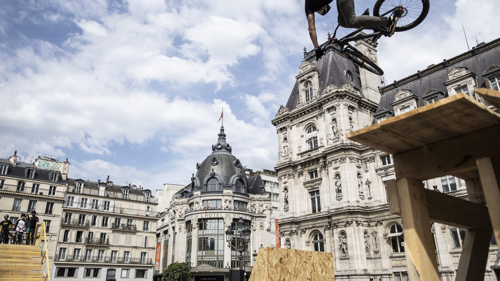 Le dimanche à bicyclette devant le BHV Marais
