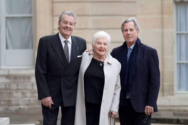 Alain Delon, Line Renaud et Jean-Louis Debré, tout sourire