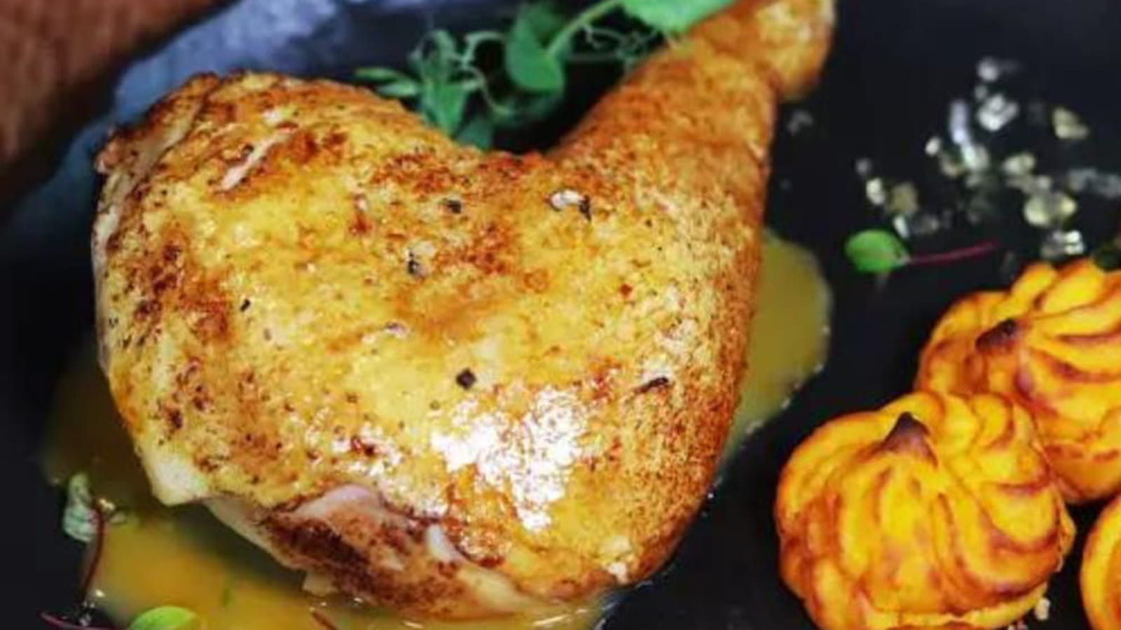 Pommes duchesse de potimarron, volaille et sauce au chouchen