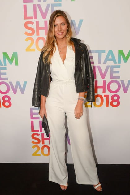 Camille Cerf en combipantalon blanche et blouson en cuir