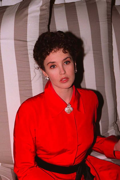 Isabelle Adjani en robe rouge cintrée &agrave; col chemise