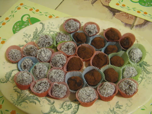 Truffes au chocolat noir et noix de coco râpée : la recette facile