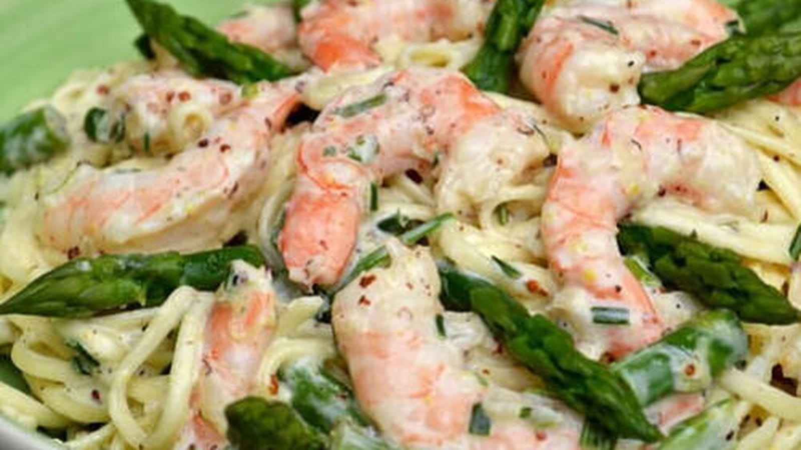 Nouilles chinoises aux crevettes, petits légumes et asperges vertes