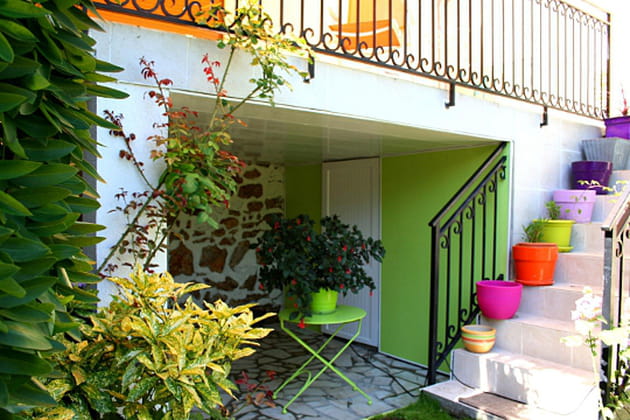 Arc-en-ciel de pots sur escalier