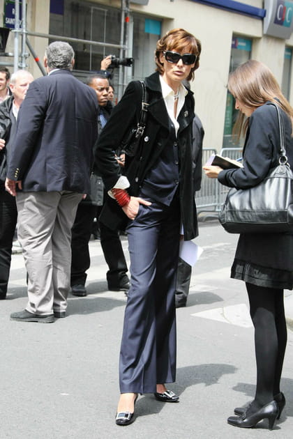 Inès de la Fressange en costume bleu marine et veste noire
