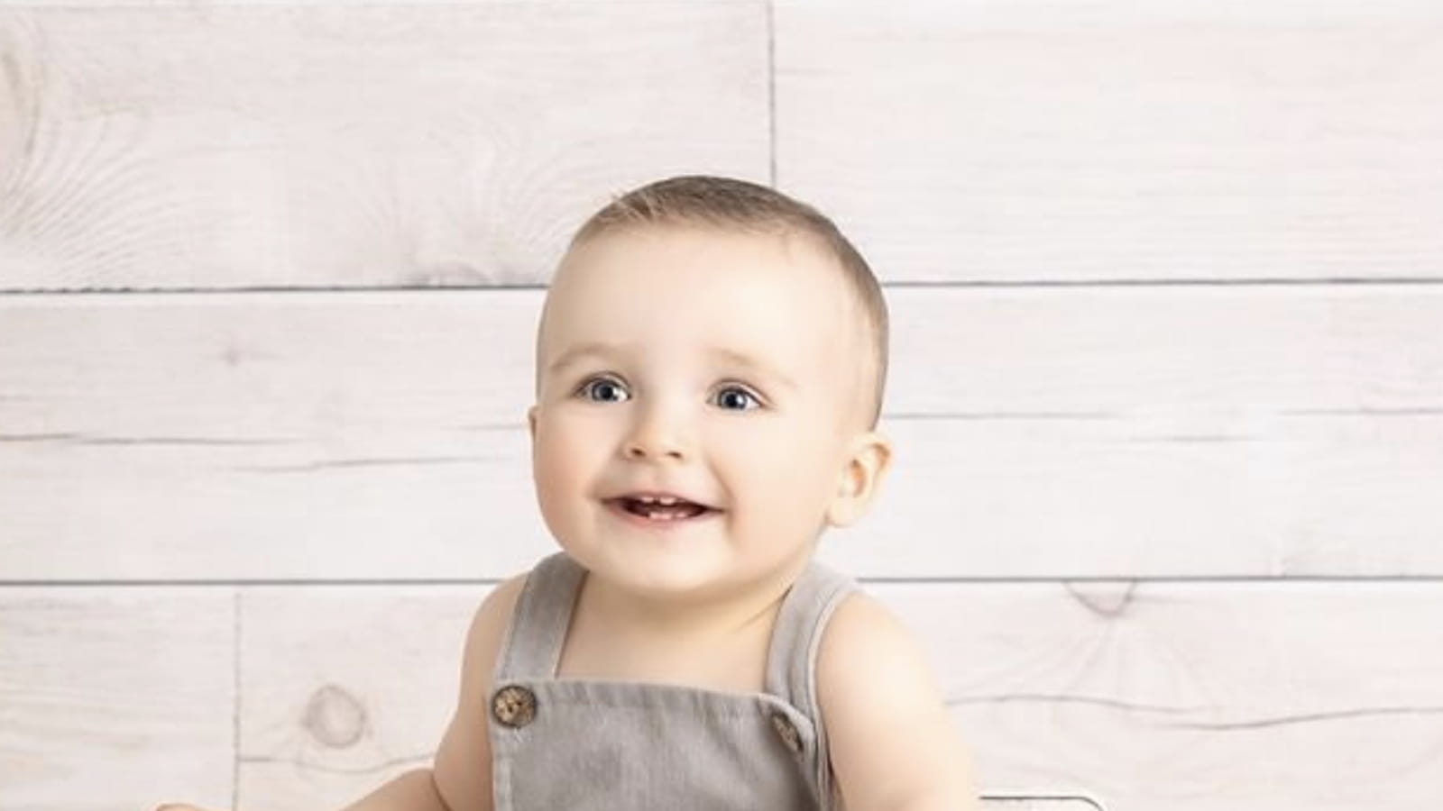 Bébé mignon au sourire charmeur