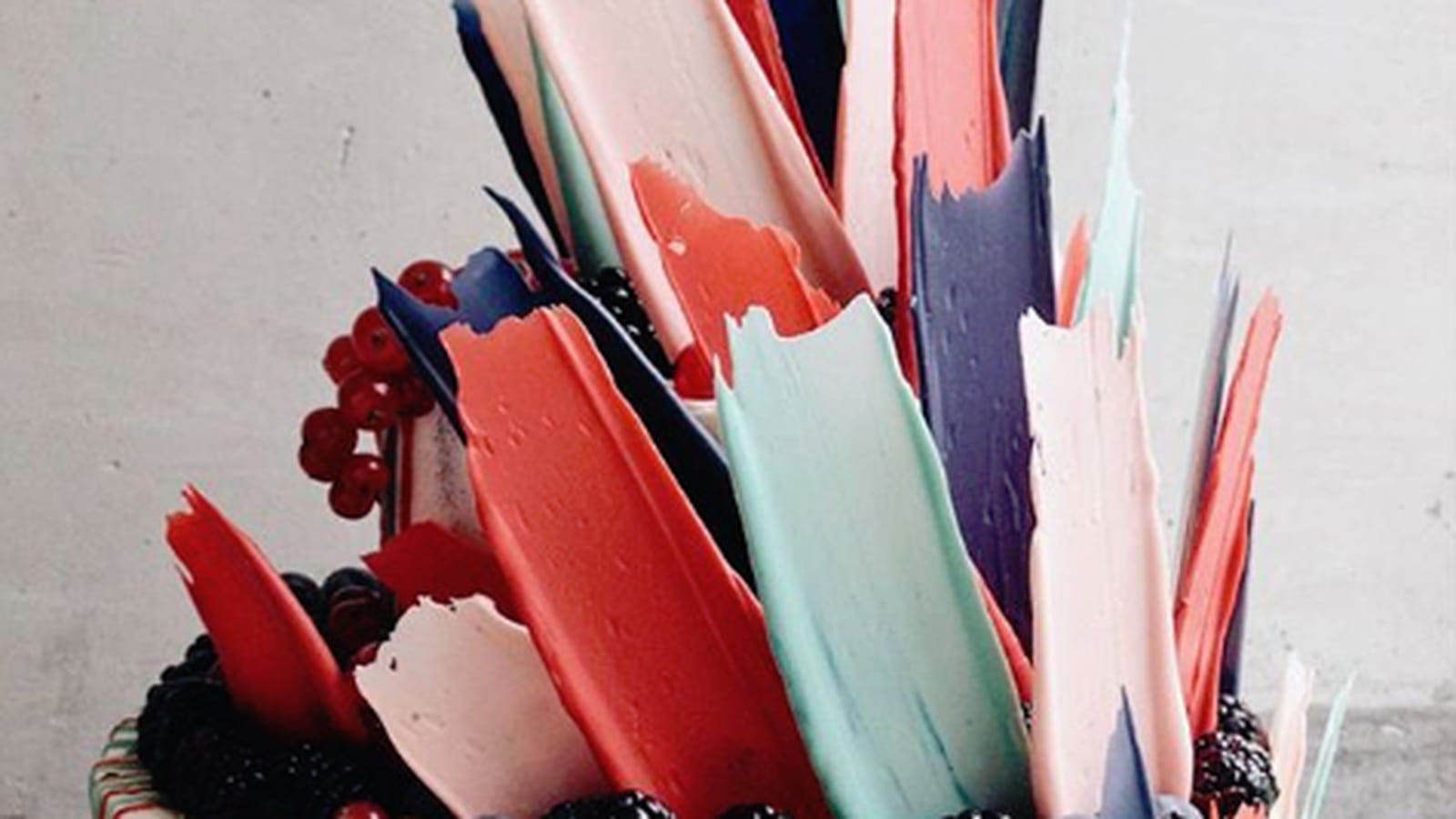 Le brushstroke cake aux baies rouges
