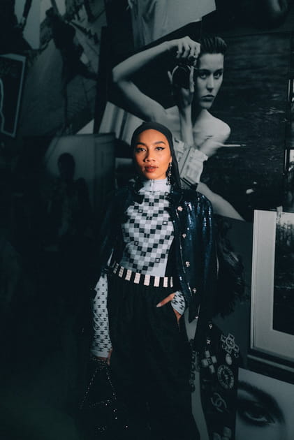 Yuna en pull &agrave; carreaux au d&eacute;fil&eacute; Chanel printemps-&eacute;t&eacute; 2023
