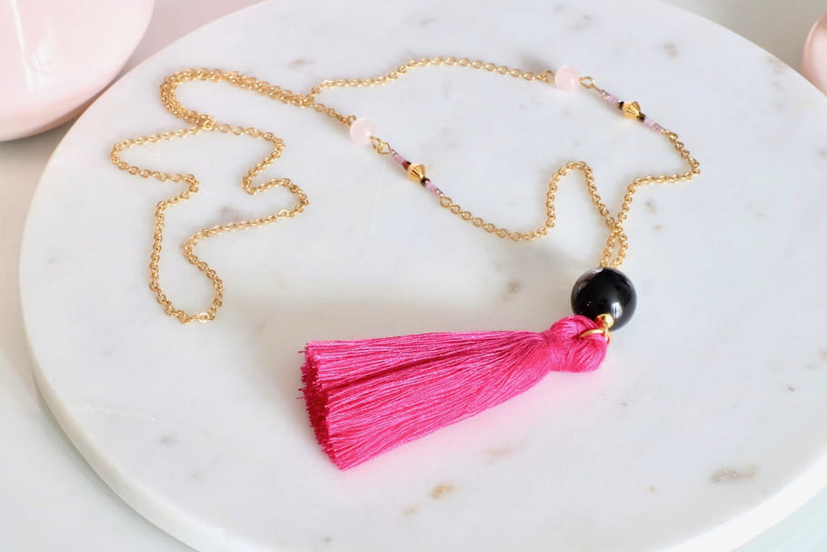 DIY : un sautoir doré à pompon fuchsia