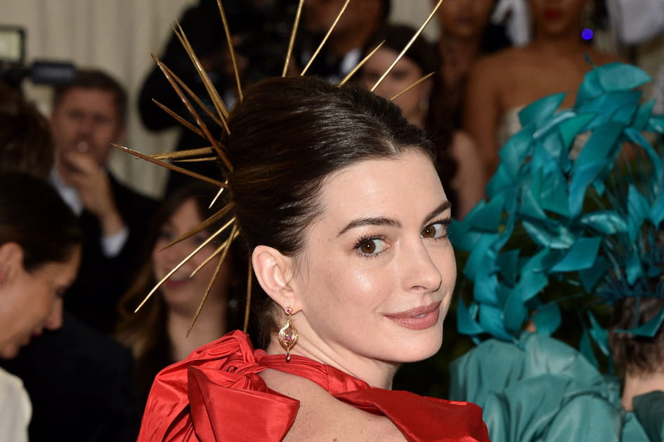 La coiffure accessoiris&eacute;e d'Anne Hathaway