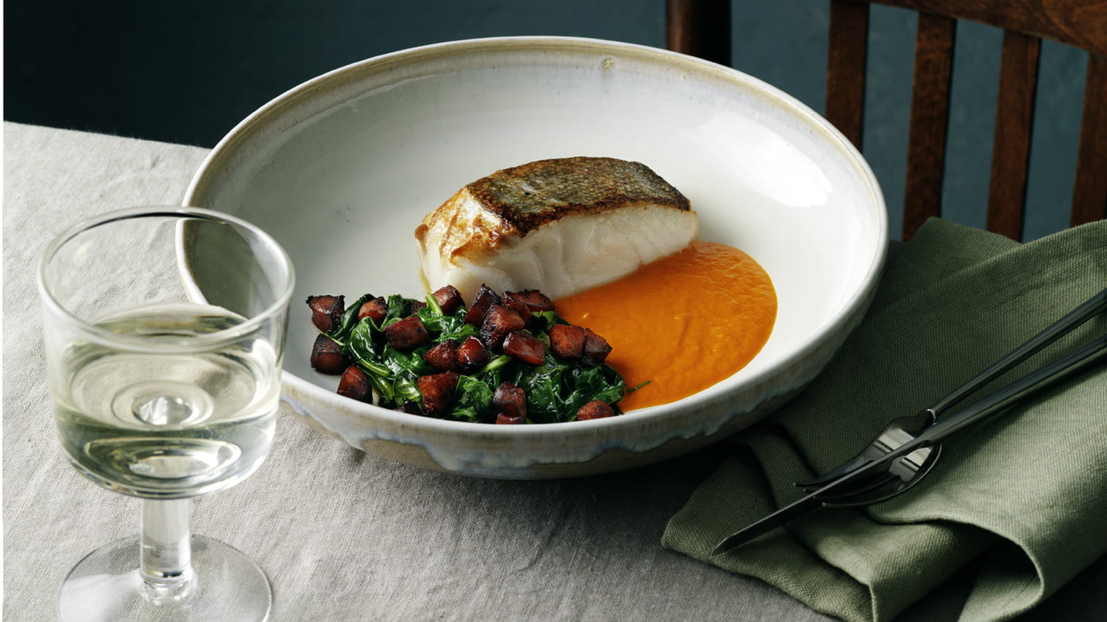 Skrei rôti, sauce aux poivrons, chorizo et olives