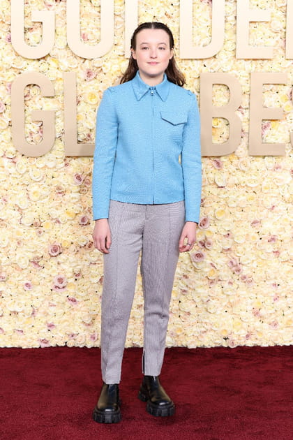 Bella Ramsey en pantalon gris et veste bleu ciel Prada