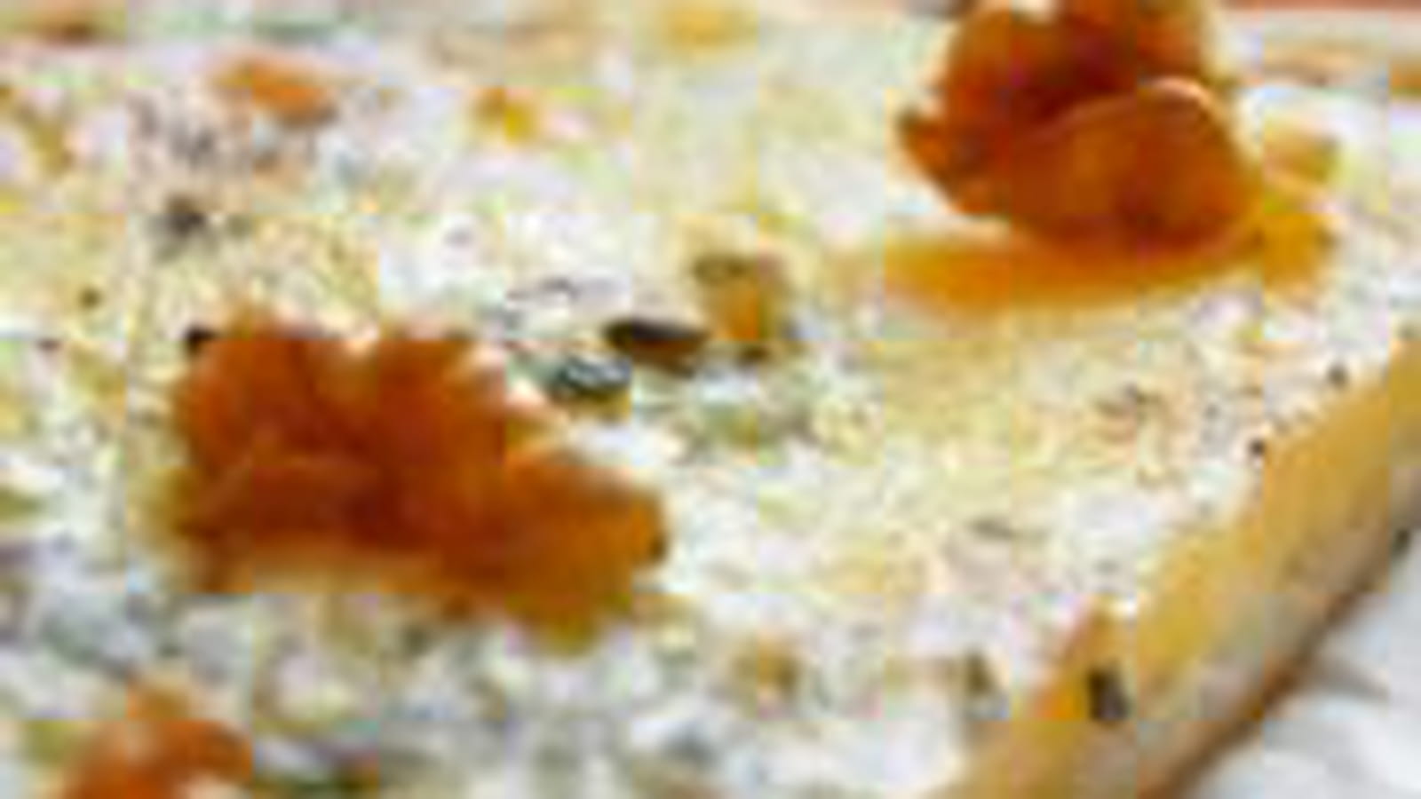 Pizza auvergnate au bleu, cantal, tomme et noix