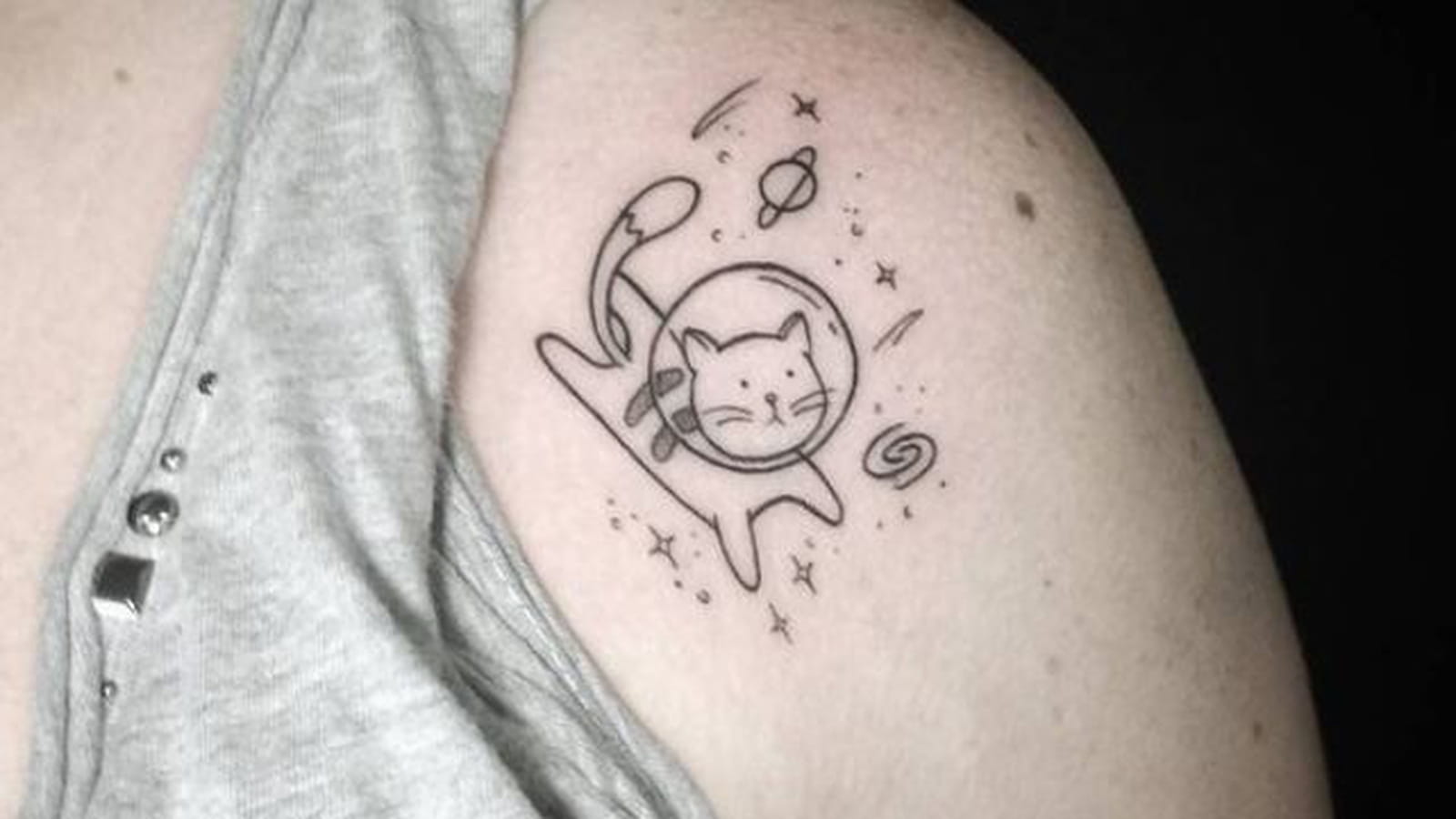 Chat astronaute sur l'épaule