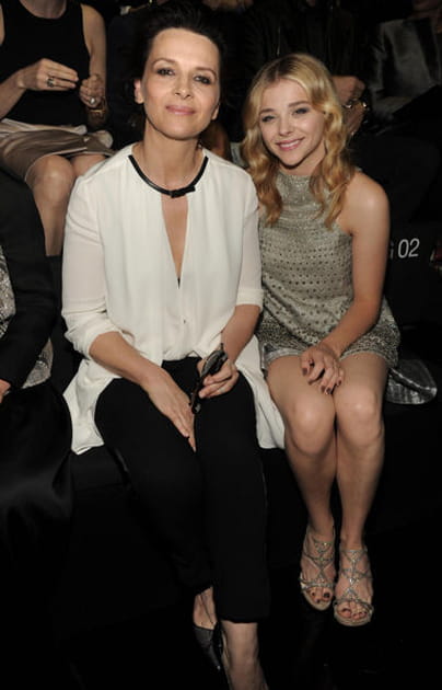 Juliette Binoche et Chloë Grace Moretz, complices chez Giorgio Armani Privé