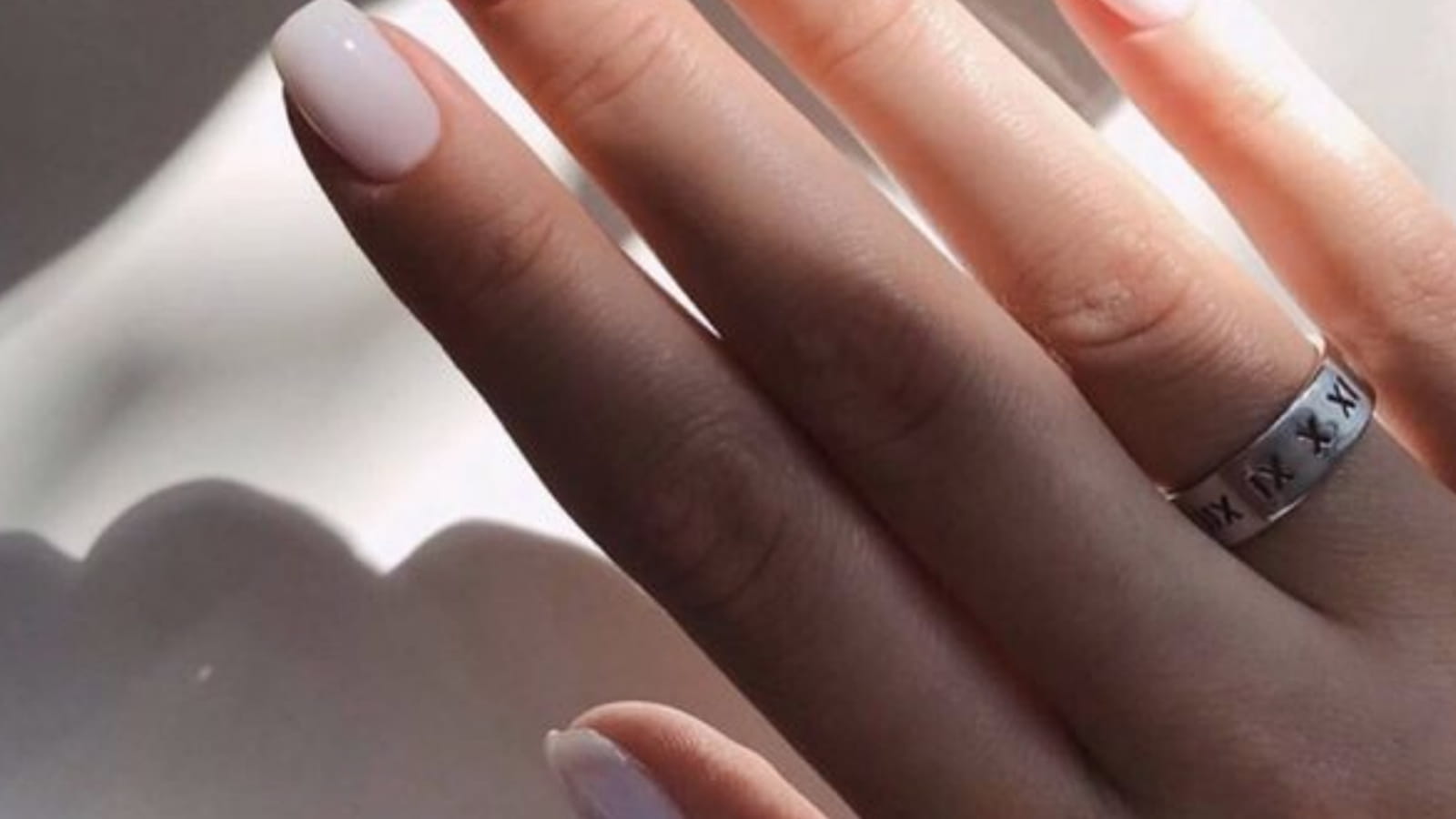 Des ongles blancs semi-opaques