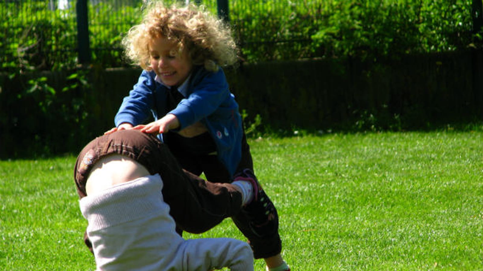 Une galipette dans l'herbe !