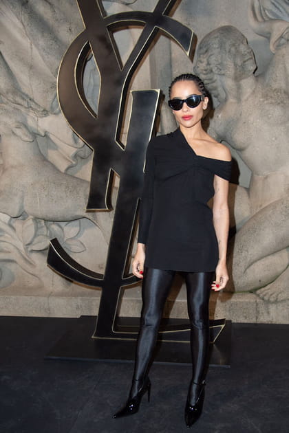 Zoë Kravitz en mini robe noire asymétrique et collants opaques au défilé Saint Laurent