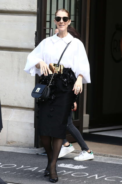 Céline Dion en blouse blanche et jupe en jean noire
