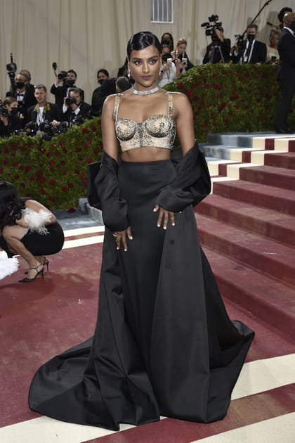 Simone Ashley en Moschino