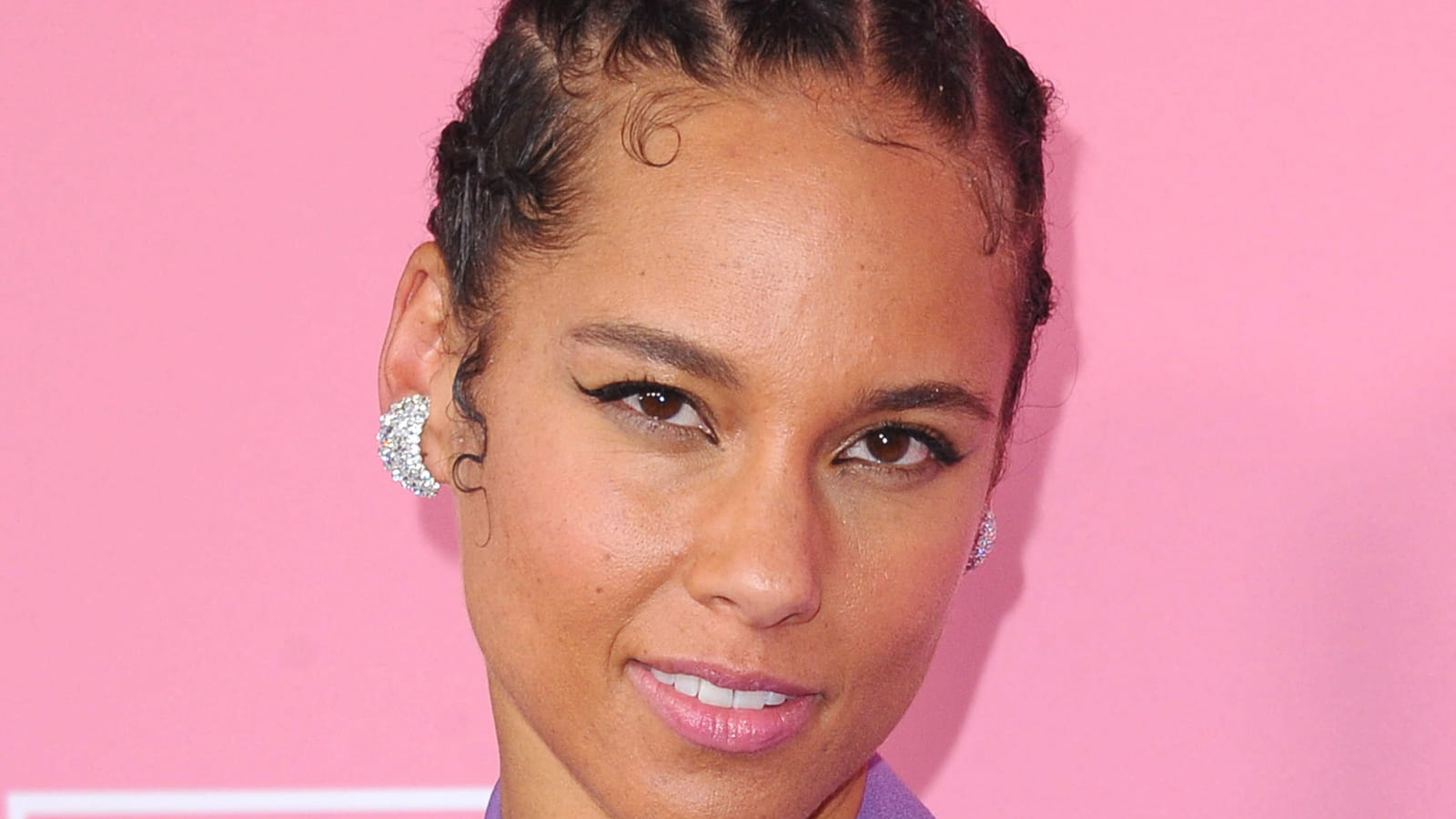 Alicia Keys maquillée avec subilité