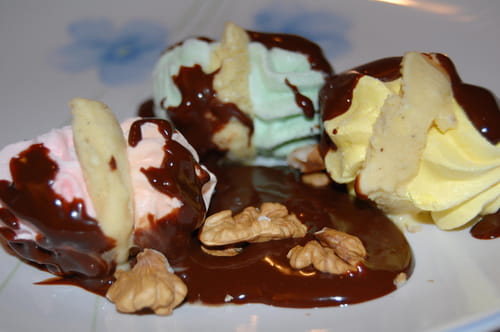 Meringues glacées sauce chocolat