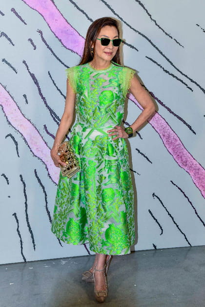 Michelle Yeo en robe à motifs verts et blancs au défilé Shiatzy Chen printemps-été 2024